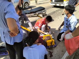 2. นักศึกษาช่วยเหลือผู้ประสบอุบัติเหตุ